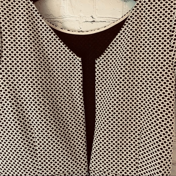 SOLD ✅ Banana Republic cream and black patterned peplum top - Picture 5 of 7